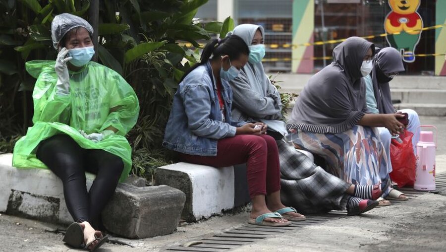 Menschen mit Mundschutz in Indonesien / © Achmad Ibrahim (dpa)