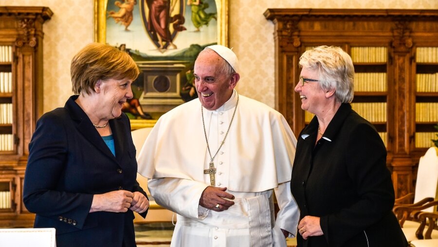 Angela Merkel (l.) und Annette Schavan bei Papst Franziskus (Archiv) / © Cristian Gennari (KNA)