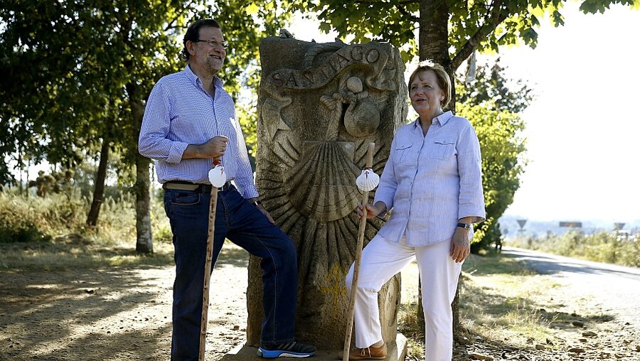 Bitte lächeln: Merkel und Rajoy (dpa)