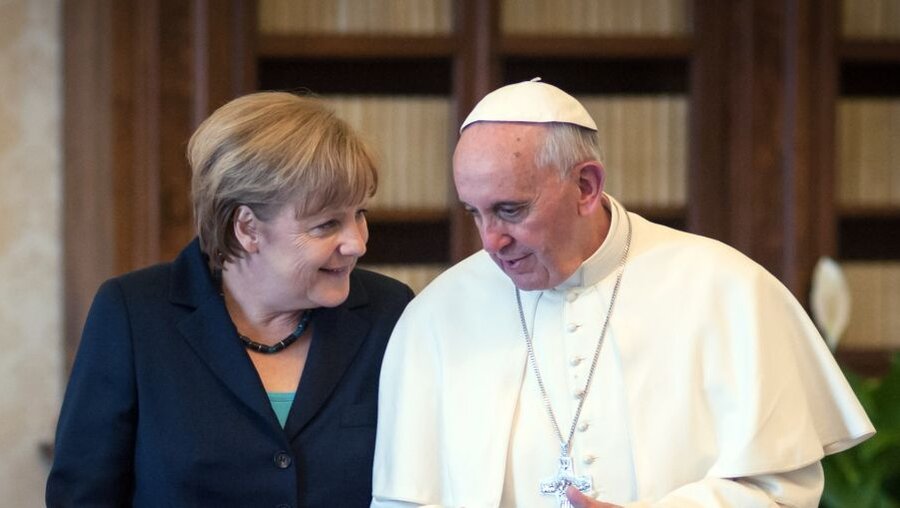 Mai 2013  Kanzlerin Merkel und Papst Franziskus (dpa)