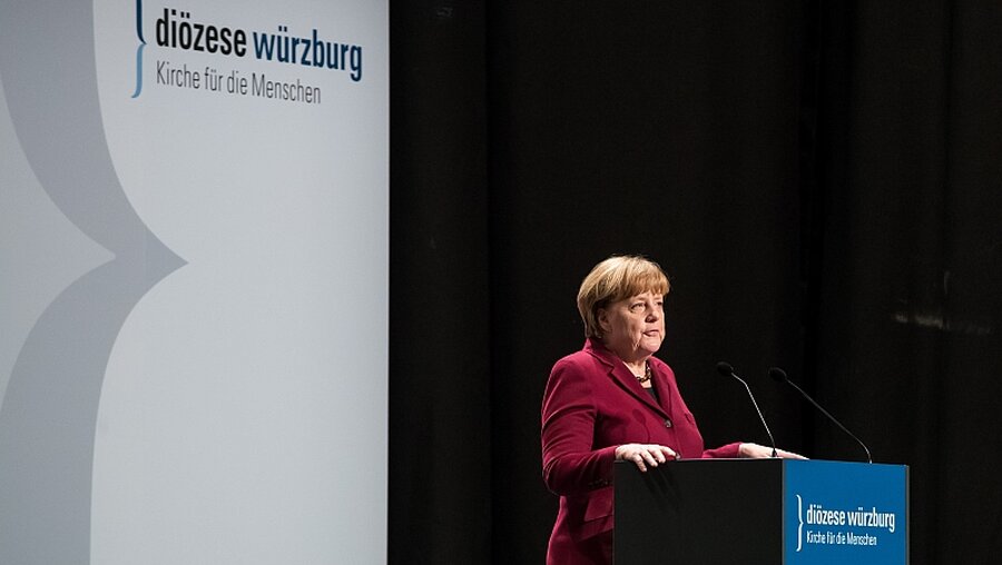 Bundeskanzlerin Angela Merkel spricht beim Diözesanempfang in Würzburg. / © Daniel Karmann (KNA)