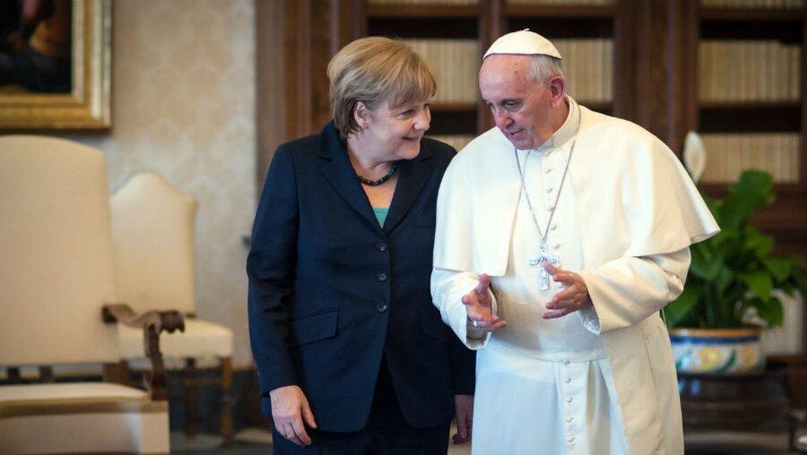 Papst Franziskus wendet sich an die Politik / © Guido Bergmann (dpa)