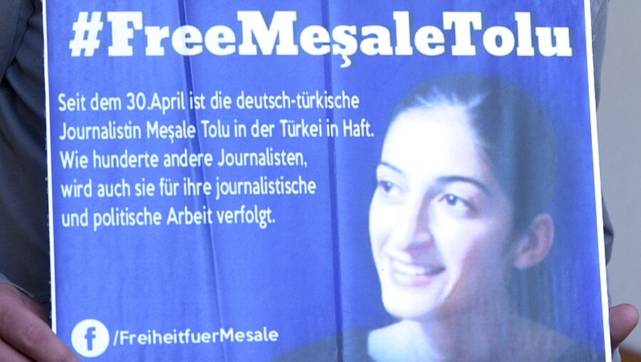 Aktivisten fordern die Freilassung der in der Türkei inhaftierten Mesale Tolu Corlu / © Stefan Puchner (dpa)
