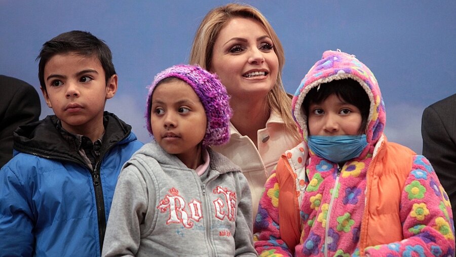 Angelica Rivera mit Kindern bei der Vorstellung des Albums "Mexico se pinta de luz" / © Sashenka Gutierrez (dpa)