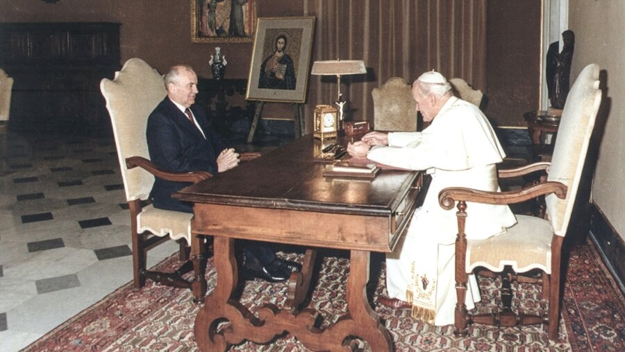 Michail Gorbatschow und Papst Johannes Paul II. 1989 im Vaikan / © Osservatore Romano/Romano Siciliani (KNA)