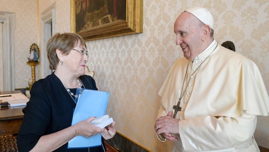 Michelle Bachelet, Hohe Kommissarin für Menschenrechte der Vereinten Nationen (UN), und Papst Franziskus / © Vatican Media/Romano Siciliani (KNA)