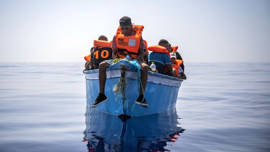 Migranten auf dem Mittelmeer / © Santi Palacios (dpa)