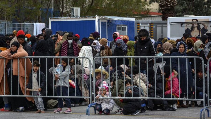 Migranten auf Lesbos / © Panagiotis Balaskas (dpa)