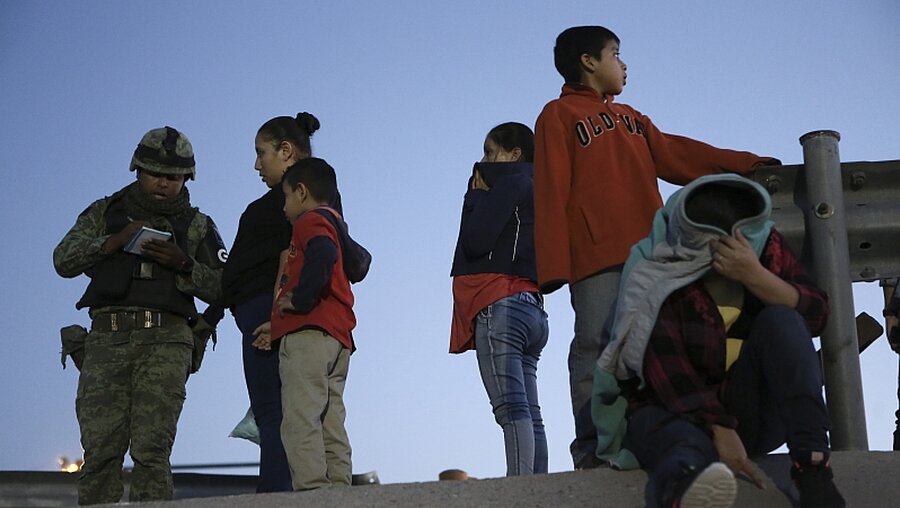 Migranten an der Grenze zwischen Mexiko und den USA / © Christian Chavez (dpa)