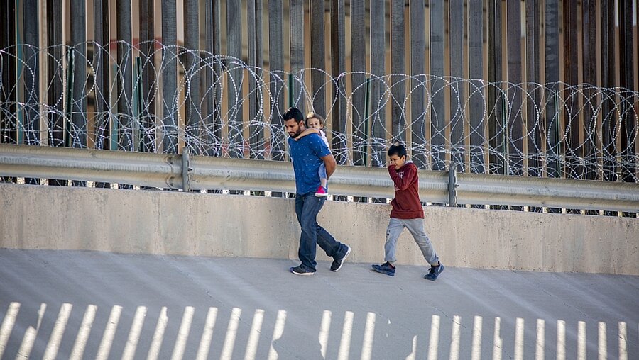 Migranten an der Grenze zwischen Mexiko und den USA / © Jair Cabrera Torres (dpa)
