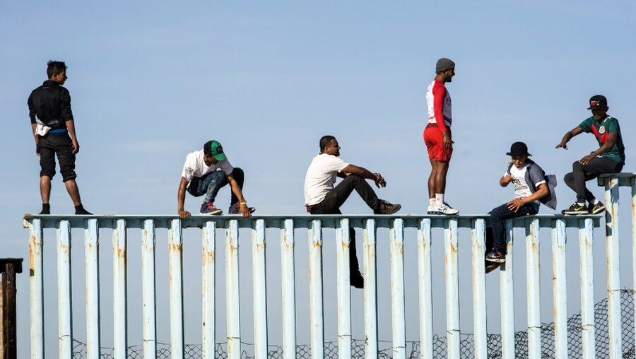 Migranten an der US-Grenze in Tijuana / © David Maung (KNA)