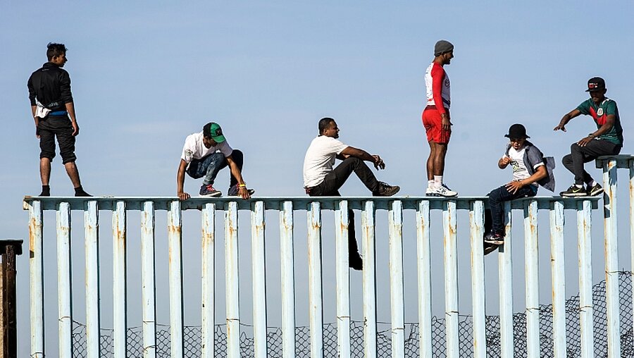 Migranten an der US-Grenze  / © David Maung (KNA)