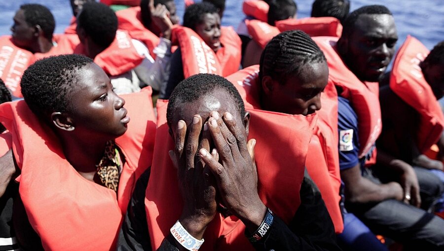 Afrikanische Flüchtlinge auf dem Mittelmeer / © Yara Nardi / Italian Red Cross (dpa)