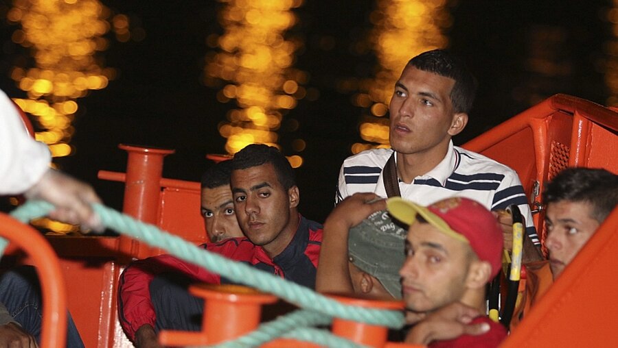 Flüchtlinge aus den Maghreb-Staaten erreichen Europa / © Carlos Barba (dpa)