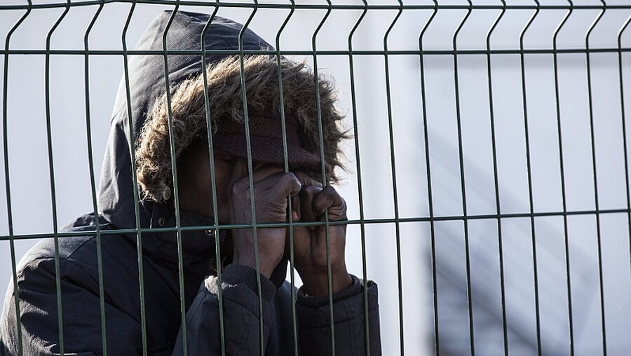 Flüchtling im "Dschungel" von Calais / © Etienne Laurent (dpa)