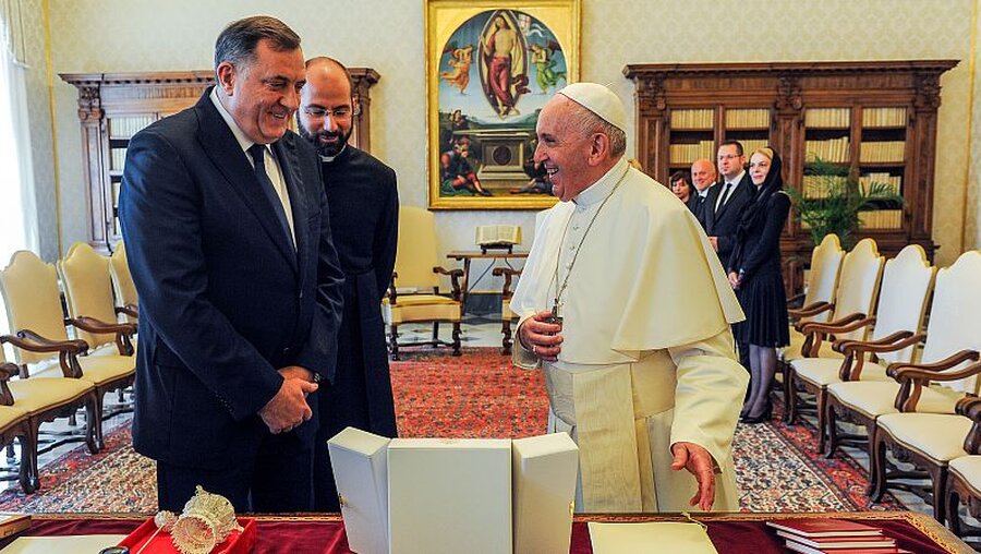 Milorad Dodik, Mitglied des Staatspräsidiums von Bosnien und Herzegowina, und Papst Franziskus / © Vatican Media (KNA)