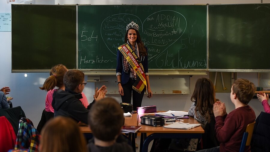 "Miss Germany" Lena Bröder vor einer ihrer Klassen / © Elisabeth Schomaker (KNA)