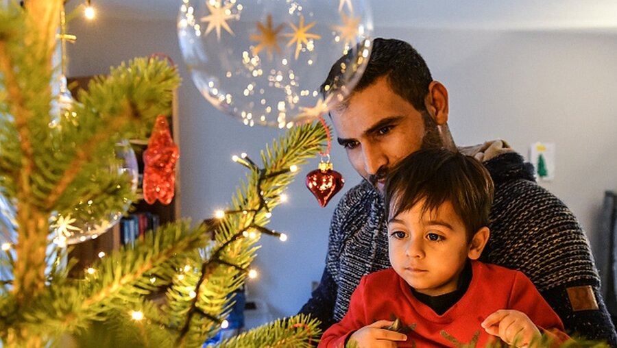 Mit Flüchtlingen unter dem Weihnachtsbaum / © Harald Oppitz (KNA)