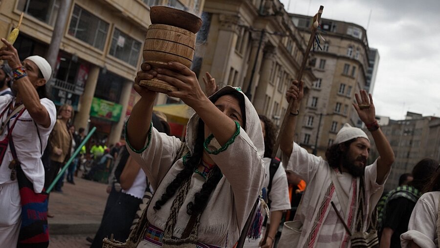Mitglieder der indigenen Gemeinschaft der Muisca bei einer Demonstration in Bogota / © Yulieth Rincon (dpa)