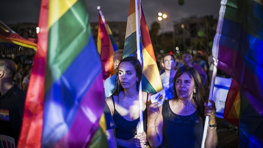 Mitglieder der LGBT demonstrieren gegen die Diskriminierung Homosexueller.  / © Ilia Yefimovich (dpa)