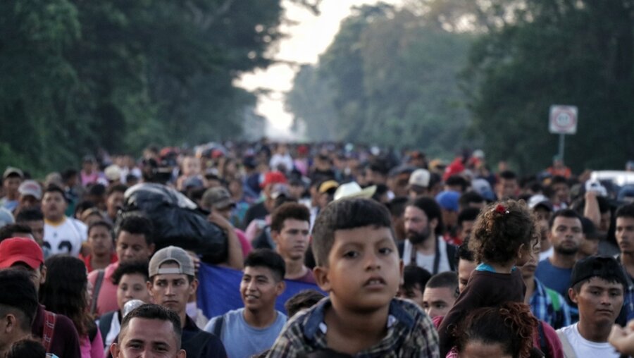 Mittelamerikanische Migranten marschieren in Richtung USA / © Ivan Sanchez (dpa)
