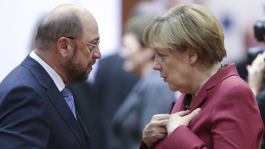 Martin Schulz und Angela Merkel / © Olivier Hoslet (dpa)
