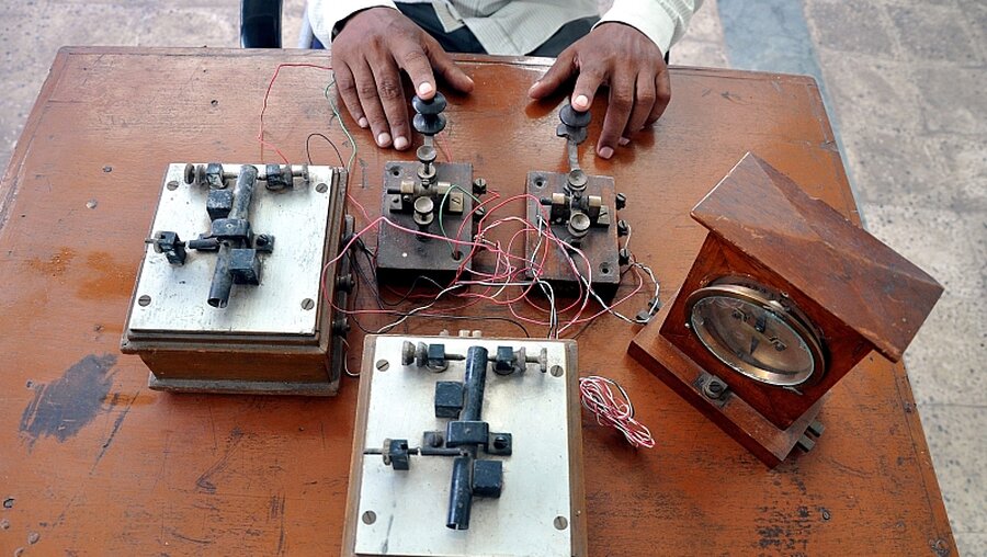Modell des von Samuel Morse erfundenen Telegrafen aus dem Jahr 1837 / © Sanjeev Gupta/EPA (dpa)