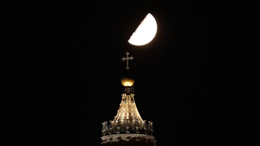 Mond über dem Petersdom / © Paul Haring (KNA)
