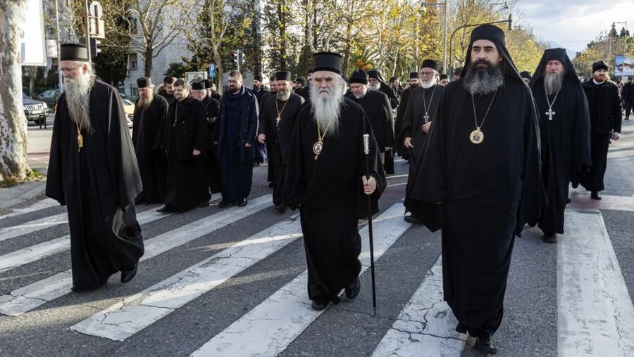 Montenegro: Geistliche der orthodoxen Kirche nehmen an einem Protest gegen das geplante Religionsgesetz teil / © Risto Bozovic (dpa)