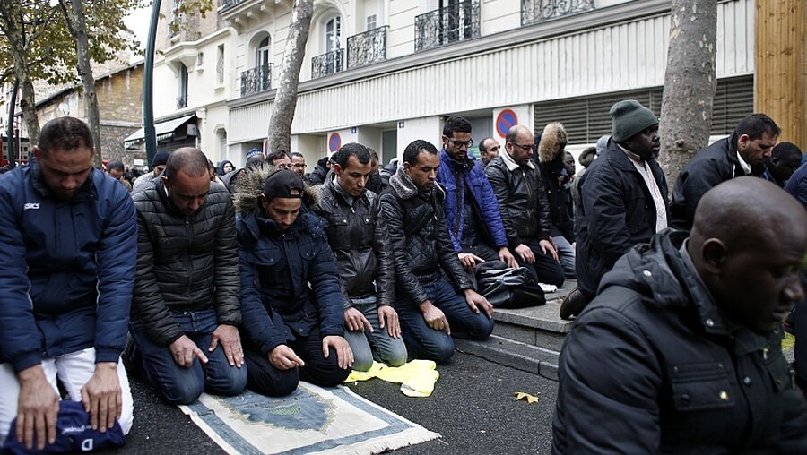 Moschee-Mangel in Frankreich: Muslime beten auf der Straße / © Thibault Camus (dpa)