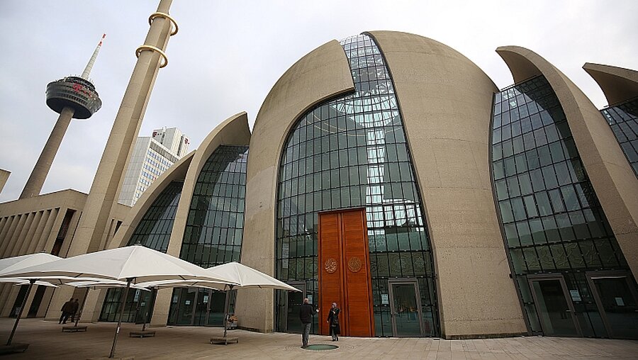 Moschee mit Sitz der Kuveyt Türk Bank in Köln / © Oliver Berg (dpa)