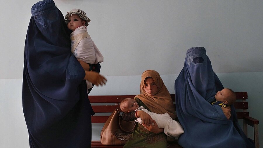 Mütter mit ihren Kindern in einer Klinik in Afghanistan  / © Rafiq Maqbool (dpa)