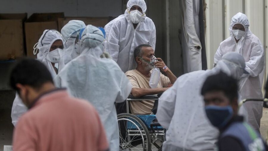 Mumbai: Corona-Patienten im Rollstuhl vor Jumbo Covid-19 Krankenhaus / © Rafiq Maqbool (dpa)