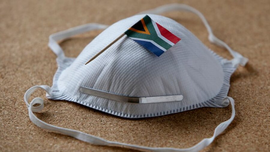 Mund-Nasen-Schutz mit einer südafrikanischen Flagge / © MD_Photography (shutterstock)