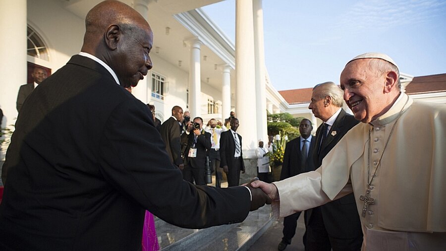 Musevini begrüßt Papst Franziskus  / © Osservatore Romano (KNA)