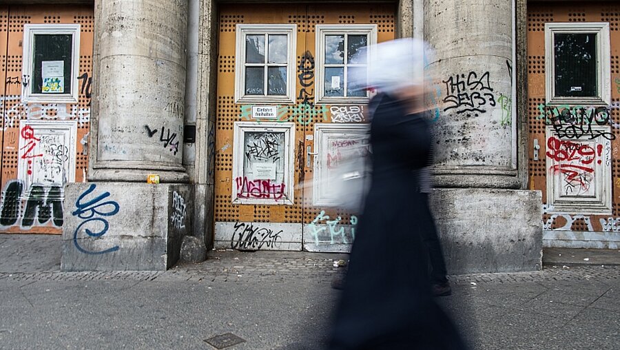 Neue Koordinierungsstelle soll unterschiedliche muslimischen Glaubensrichtungen sichtbarer machen / © Wolfram Kastl (dpa)
