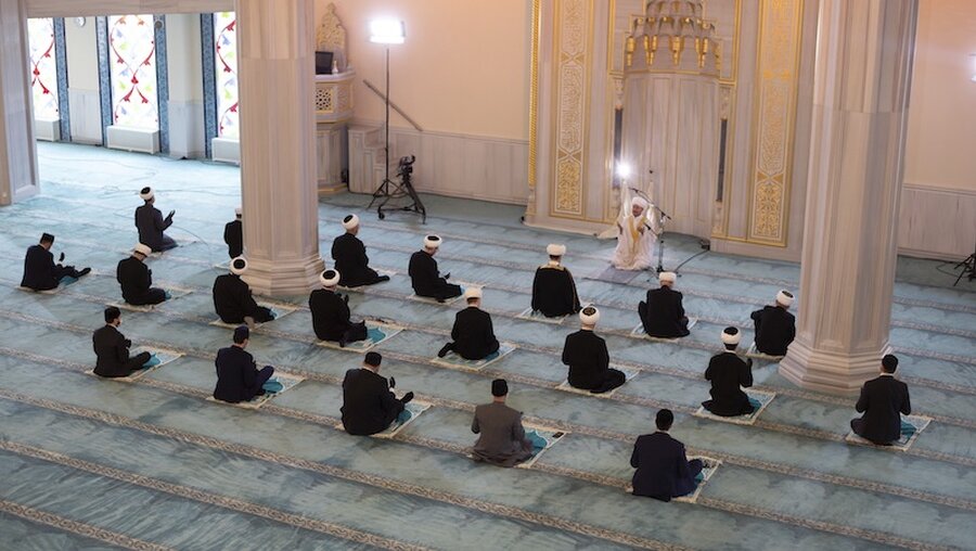 Muslime beten in einer Moschee anlässlich des Eid al-Fitr mit Mindestabstand / © Alexey Namestnikov (dpa)