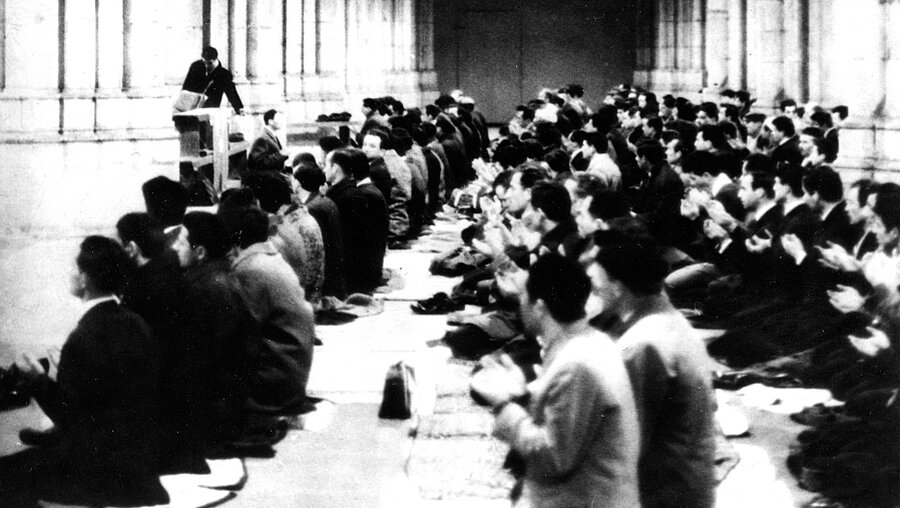 1965: Muslime beten im Dom (KNA)