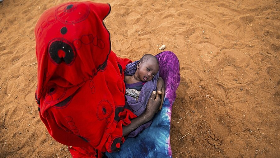 Mutter mit Kind in Äthiopien / © Mulugeta Ayene (dpa)