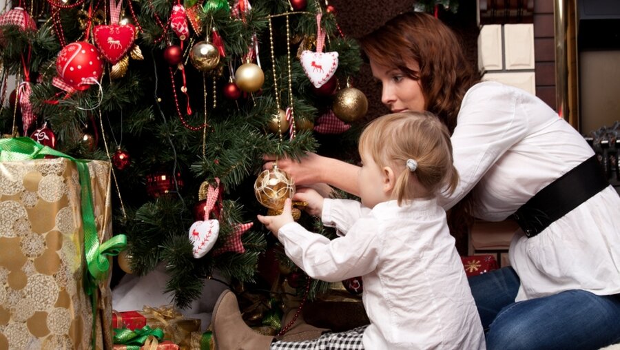 Mutter und Tochter schmücken einen Weihnachtsbaum / © Sergey Mironov (shutterstock)