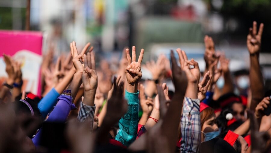 Myanmar: Demonstranten zeigen den Drei-Finger-Gruß / © Aung Kyaw Htet (dpa)