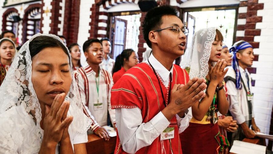 Myanmar, Rangun: Menschen beten in einem Gottesdienst (Archiv) / © Paul Haring (KNA)