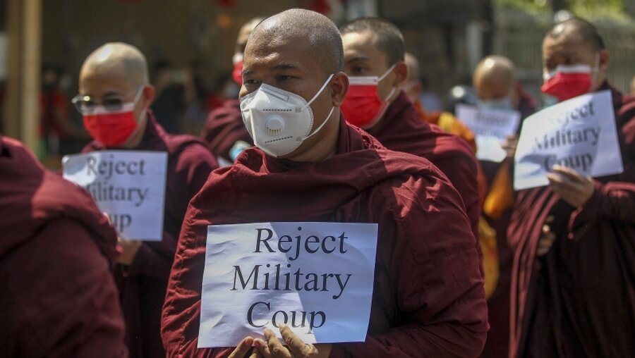 Myanmar, Yangon: Buddhistische Mönche nehmen an einem Protest gegen den Militärputsch teil. / © Uncredited/AP (dpa)