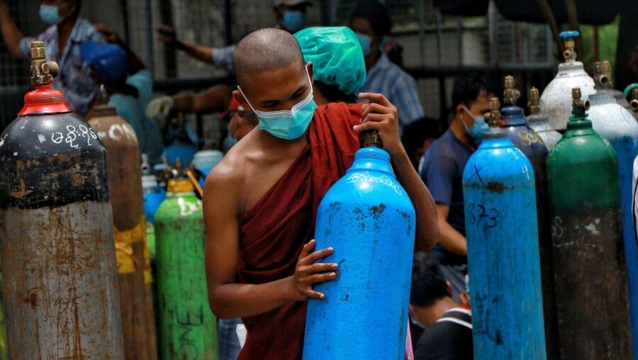 Myanmar, Yangon: Ein buddhistischer Mönch mit Mund-Nasen-Schutz / © AP (dpa)