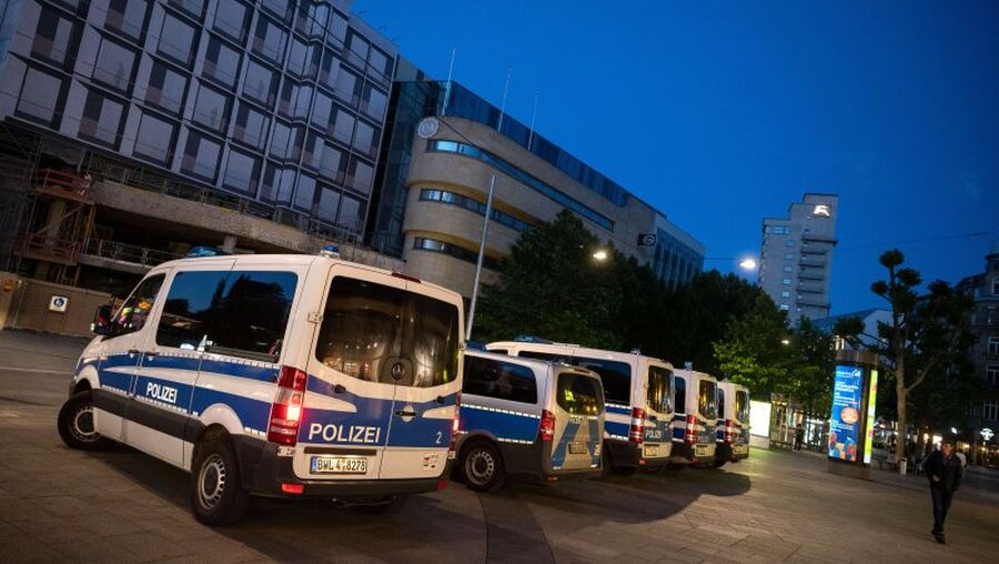 Nach Randalen in Stuttgart: Einsatzwagen der Polizei / © Marijan Murat (dpa)