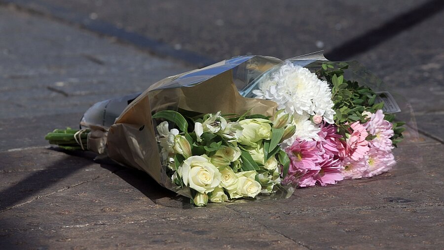 Blumen im Gedenken an die Opfer nach dem Anschlag von Manchester / © Danny Lawson (dpa)