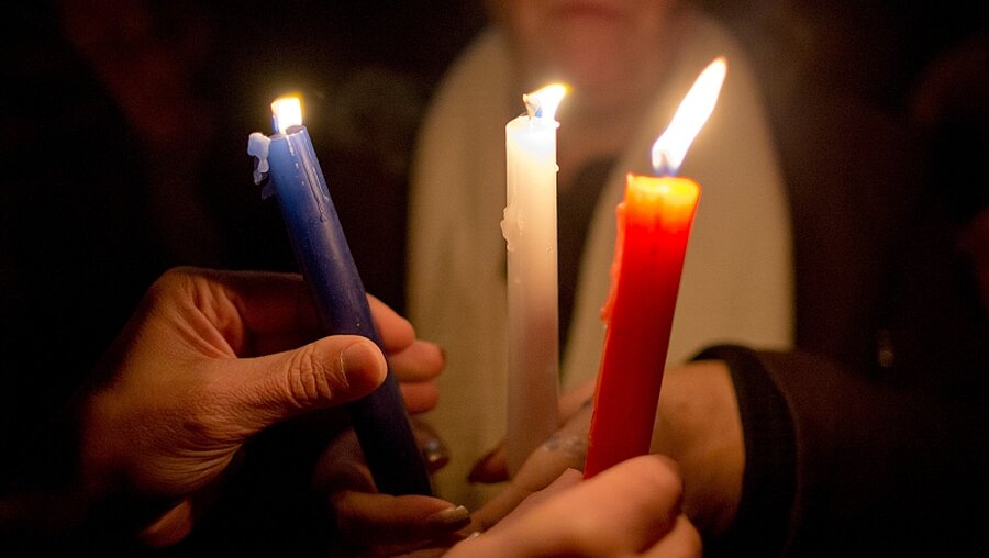 Kerzen in den französischen Nationalfarben / © Daniel Karmann (dpa)