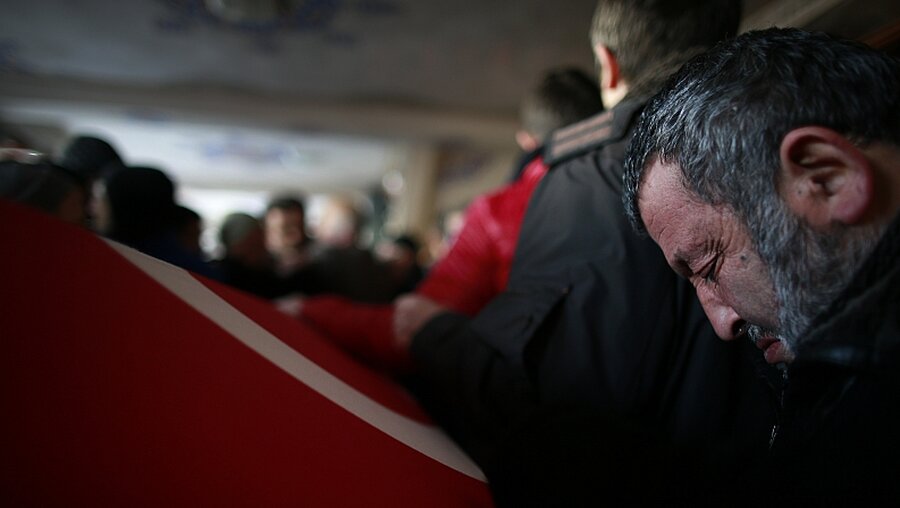 Nach dem Anschlag in Istanbul: Trauer am Sarg  / © Emrah Gurel/AP/ (dpa)