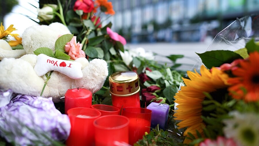 Blumen und Kerzen in der Nähe des Olympia-Einkaufszentrums in München / © Sven Hoppe (dpa)