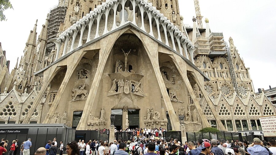 Trauernde vor der Sagrada Familia / © Manu Fernandez (dpa)